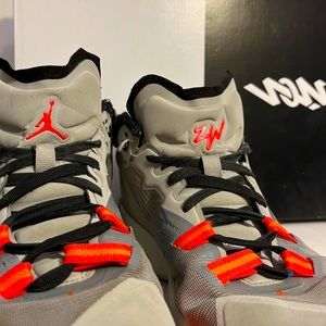 Zion Williamson Jumpman size 9 (grey,orange,black)